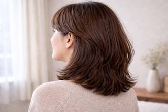 首元がもたつくと一気に古見え。40代・50代のミディが“今っぽくならない”意外な原因