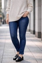 若見えする人は“細すぎデニム”を選ばない。40代・50代を美脚に見せる「デニム選び」のコツ