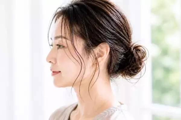 「おしゃれのつもりが“おば見え”。なぜかアカ抜けない「まとめ髪」の共通点【2026春夏】」の画像