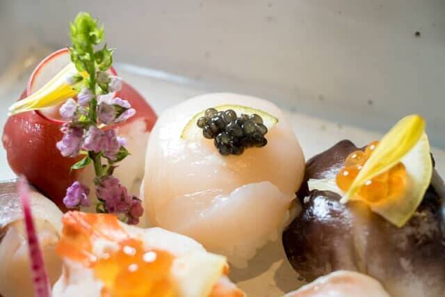 築92年の元小学校でいただくカラフルな手まり寿司。【ザ･ホテル青龍 京都清水】の京料理はビジターも利用可