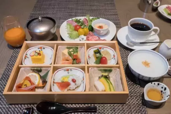 「築92年の元小学校でいただくカラフルな手まり寿司。【ザ･ホテル青龍 京都清水】の京料理はビジターも利用可」の画像