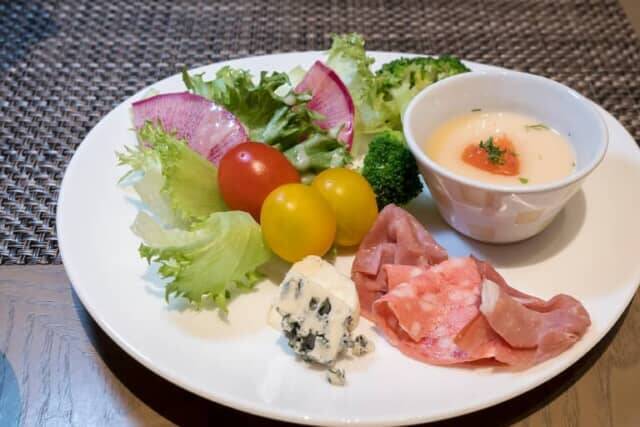 築92年の元小学校でいただくカラフルな手まり寿司。【ザ･ホテル青龍 京都清水】の京料理はビジターも利用可