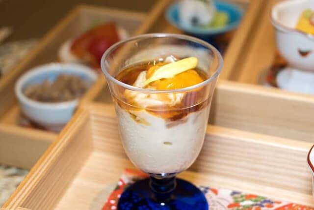 築92年の元小学校でいただくカラフルな手まり寿司。【ザ･ホテル青龍 京都清水】の京料理はビジターも利用可