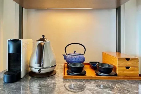 「客室でラウンジ気分。期間限定【ANAインターコンチネンタル石垣リゾート・ベイウイング】客室ミニバーが無料に」の画像