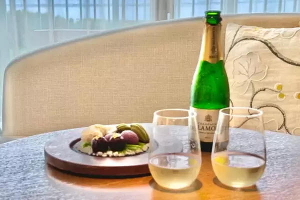 「客室でラウンジ気分。期間限定【ANAインターコンチネンタル石垣リゾート・ベイウイング】客室ミニバーが無料に」の画像