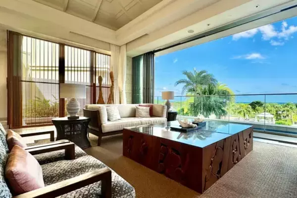 「客室でラウンジ気分。期間限定【ANAインターコンチネンタル石垣リゾート・ベイウイング】客室ミニバーが無料に」の画像