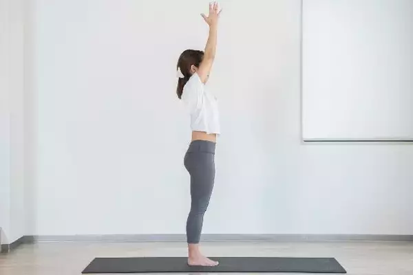 「「最近ウエストが太く見える…」その原因、実は姿勢かも。１日30秒で印象が変わる簡単習慣」の画像