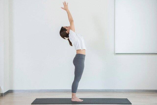 「最近ウエストが太く見える…」その原因、実は姿勢かも。１日30秒で印象が変わる簡単習慣