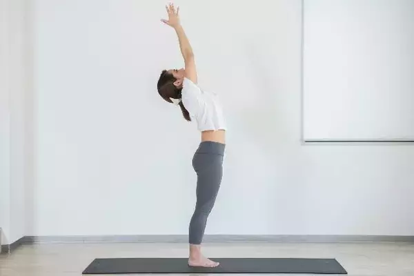 「「最近ウエストが太く見える…」その原因、実は姿勢かも。１日30秒で印象が変わる簡単習慣」の画像