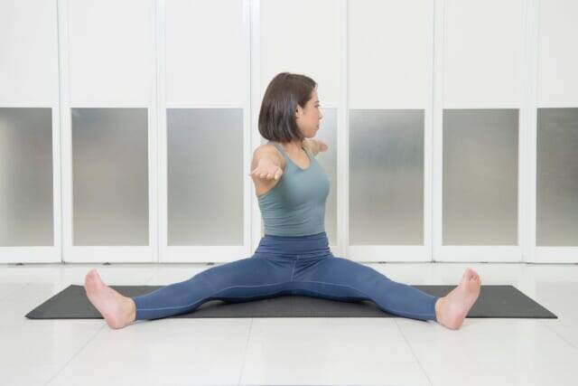 お腹まわりが重く見える原因は“姿勢のねじれ”？“背骨の使い方”で印象が変わる簡単習慣