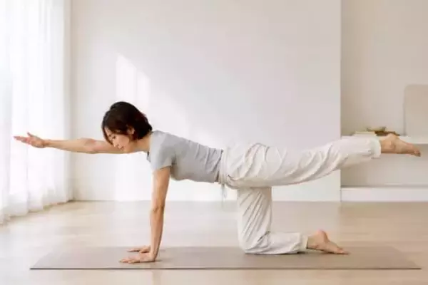 「下腹だけが痩せないなら…。40代から始めたい“姿勢と体幹”を整える簡単習慣」の画像