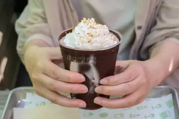 「ハンバーガーレストラン【シェイク シャック】の新感覚シェイクとアメリカの「スマッシュドオニオン」が期間限定で登場」の画像