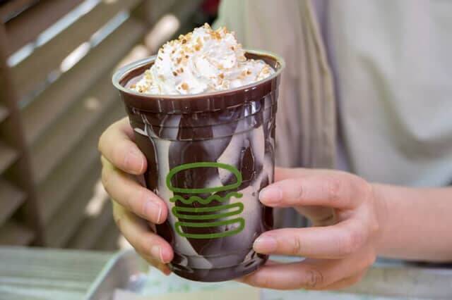 ハンバーガーレストラン【シェイク シャック】の新感覚シェイクとアメリカの「スマッシュドオニオン」が期間限定で登場