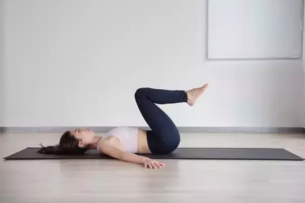 腰周りの引き締めに効果抜群。１日10回【腹筋＆背筋を一気に強化する】簡単習慣