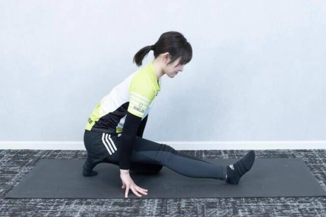 下半身印象が変わる。座りっぱなし世代に効く【太もも裏をゆるめる】簡単ストレッチ