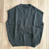 「寒暖差の大きい3月。40代・50代の春待ちコーデは【ZARA】アシンメトリーベストで解決」の画像1