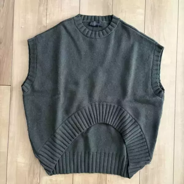 寒暖差の大きい3月。40代・50代の春待ちコーデは【ZARA】アシンメトリーベストで解決