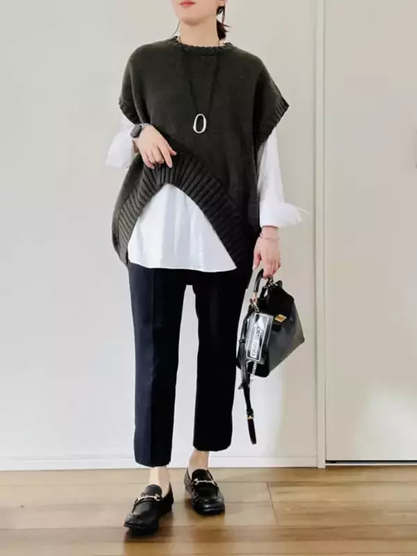 「寒暖差の大きい3月。40代・50代の春待ちコーデは【ZARA】アシンメトリーベストで解決」の画像