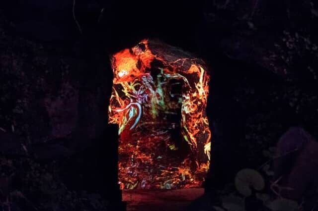 夜の森で繰り広げる光とサウンドの神秘的なドラマ。【チームラボ 養老渓谷】が期間限定で開催中