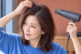 分け目がぺたんこ…？リセットのポイントは「いつもの分け目を消してから」根元を起こす