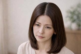 分け目くっきりは“おば見え”に直結？40代・50代「直線センターパート」が古く見える理由