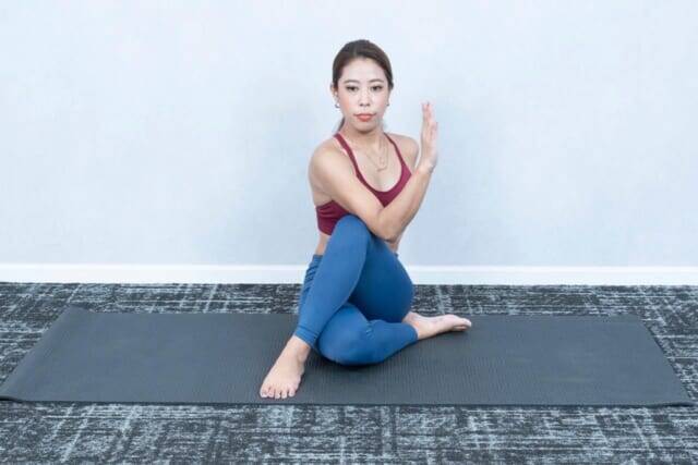 上半身が一気に軽く。１日１セット【お腹の巡りを整え“細見えライン”をつくる】簡単ポーズ