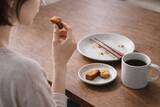 「“満腹まで食べる人”と“腹八分で止める人”、体型に差は出る？実は分かれ目は“食後”にあった」の画像1