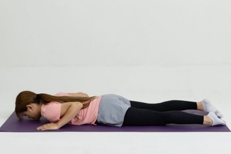 重た見えする上半身が変わる。１日10回【胸元・二の腕を丸ごと引き締める】簡単エクササイズ