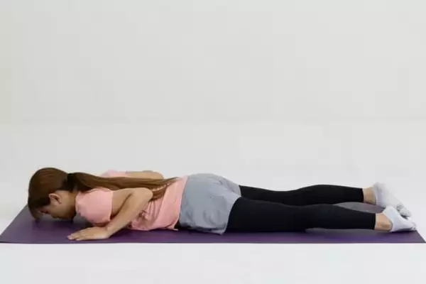 重た見えする上半身が変わる。１日10回【胸元・二の腕を丸ごと引き締める】簡単エクササイズ