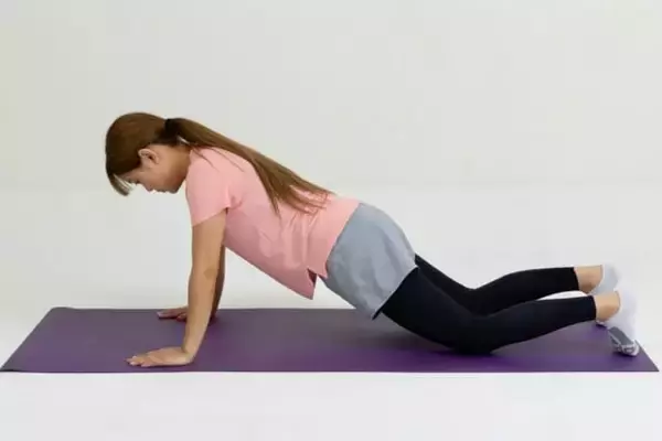 「重た見えする上半身が変わる。１日10回【胸元・二の腕を丸ごと引き締める】簡単エクササイズ」の画像