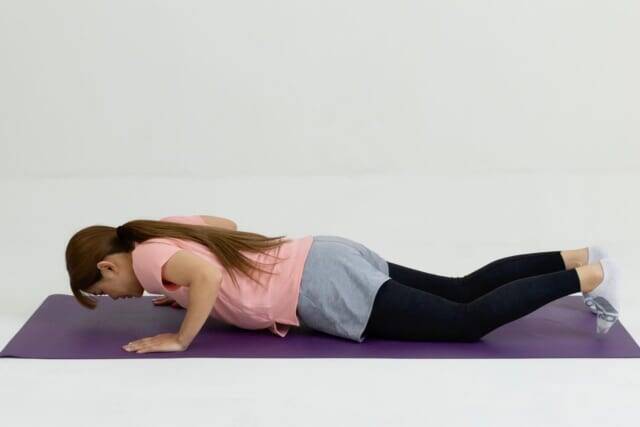 重た見えする上半身が変わる。１日10回【胸元・二の腕を丸ごと引き締める】簡単エクササイズ