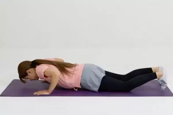 「重た見えする上半身が変わる。１日10回【胸元・二の腕を丸ごと引き締める】簡単エクササイズ」の画像