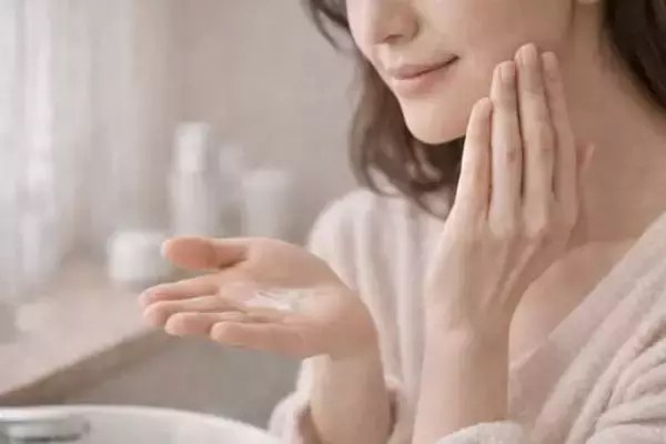 「今年こそ“肌の機嫌がいい日”を増やす。今日から始める「大人のスキンケアルーティン」」の画像