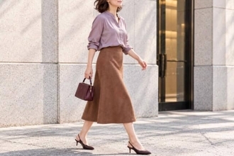 軽い服のまま秋らしく。10月の「スエード調スカート」大人の正解コーデ