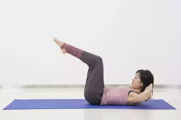 なんか腰まわりが重たい…を解消。横からのシルエットが変わる簡単「ねじりエクササイズ」