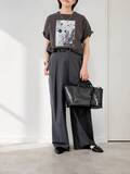 「Tシャツは着方次第でこんなに洒落る。40代・50代の“きれいめカジュアル”の正解例」の画像1