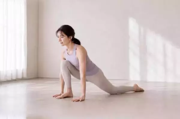 「太ったわけじゃないのに脚が重たく見える…。40代から“股関節の硬さ”を見直す簡単習慣」の画像