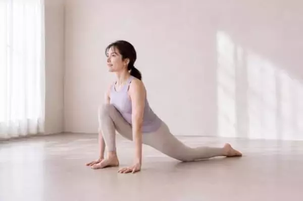 「太ったわけじゃないのに脚が重たく見える…。40代から“股関節の硬さ”を見直す簡単習慣」の画像
