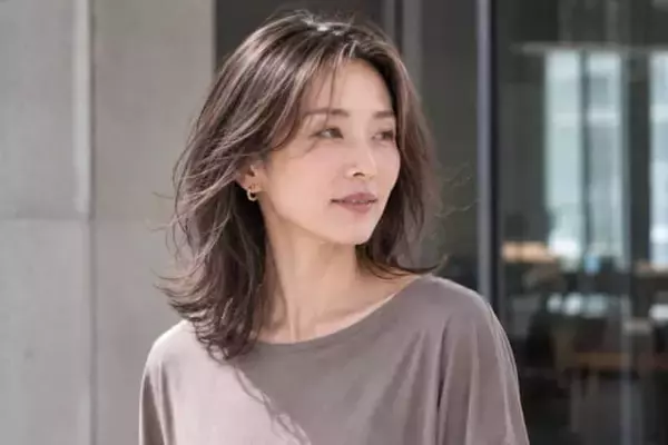 「白髪、隠す？ぼかす？生かす？大人ヘアで知っておきたい「３つの選択肢」」の画像