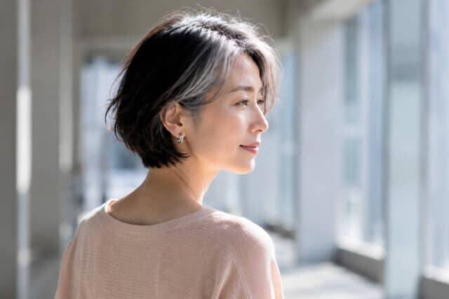白髪、隠す？ぼかす？生かす？大人ヘアで知っておきたい「３つの選択肢」