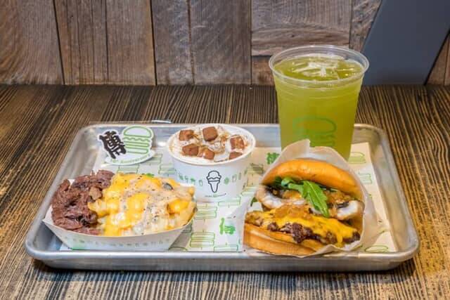 ２日間限定で販売。【シェイク シャック外苑いちょう並木店】ミシュラン二つ星料理店『傳』とのコラボハンバーガー