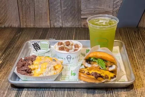 「２日間限定で販売。【シェイク シャック外苑いちょう並木店】ミシュラン二つ星料理店『傳』とのコラボハンバーガー」の画像