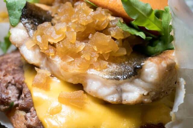 ２日間限定で販売。【シェイク シャック外苑いちょう並木店】ミシュラン二つ星料理店『傳』とのコラボハンバーガー