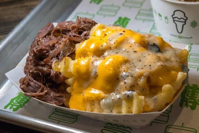 ２日間限定で販売。【シェイク シャック外苑いちょう並木店】ミシュラン二つ星料理店『傳』とのコラボハンバーガー