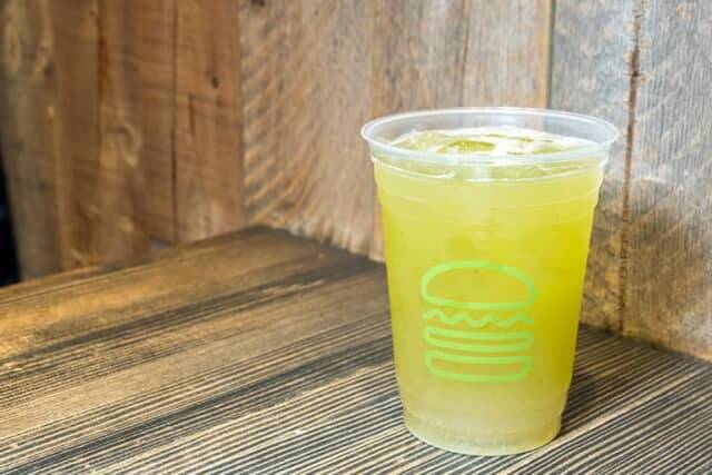 ２日間限定で販売。【シェイク シャック外苑いちょう並木店】ミシュラン二つ星料理店『傳』とのコラボハンバーガー