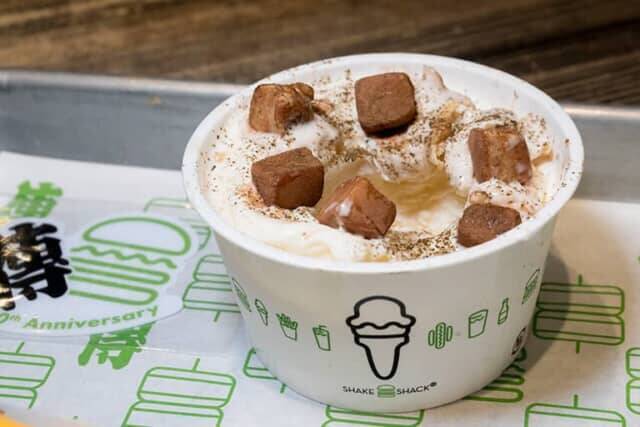 ２日間限定で販売。【シェイク シャック外苑いちょう並木店】ミシュラン二つ星料理店『傳』とのコラボハンバーガー