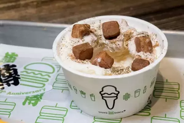 「２日間限定で販売。【シェイク シャック外苑いちょう並木店】ミシュラン二つ星料理店『傳』とのコラボハンバーガー」の画像