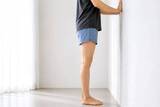 「【夕方になるとふくらはぎがパンパン…】立ったまま30秒。足首を動かして脚を軽くする簡単習慣」の画像1