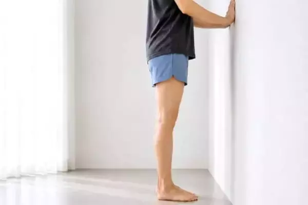 【夕方になるとふくらはぎがパンパン…】立ったまま30秒。足首を動かして脚を軽くする簡単習慣