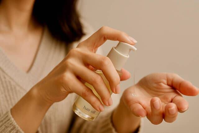 乾燥で広がる冬の髪もまとまる。 大人世代にちょうどいい「ツヤ見せねじりヘアアレンジ」